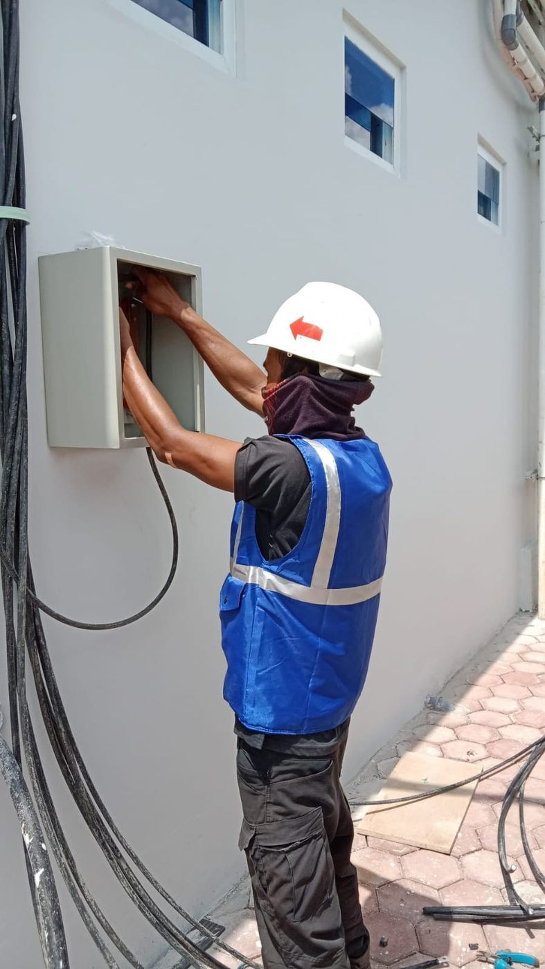 Instalasi panel listrik pada bangunan industri